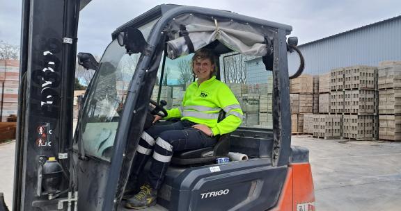 une femme au volant de son chariot elevateur