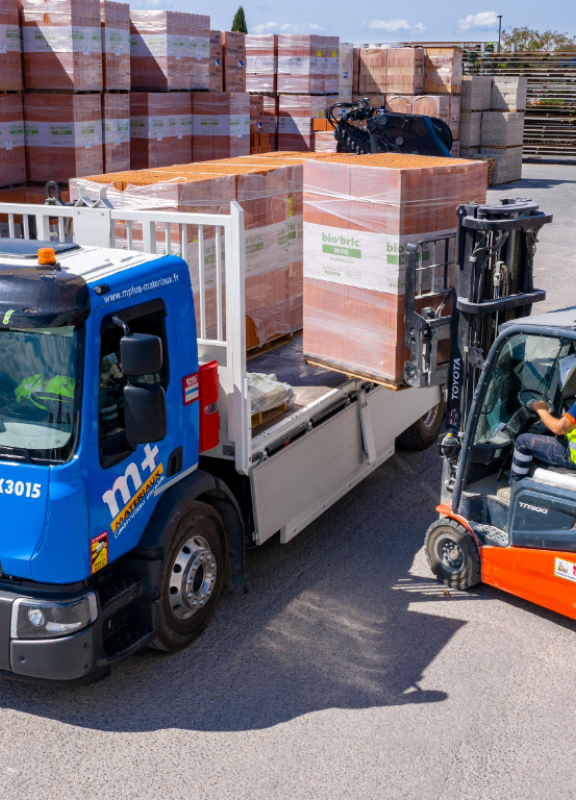 un cariste charge un camion M+ pour livraison