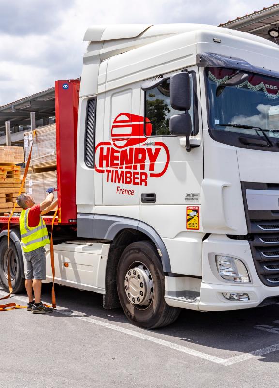 chauffeur décharge un camion sur un parc materiaux