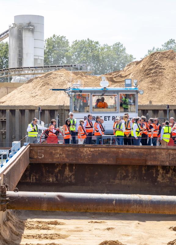 des personnes sur une barge