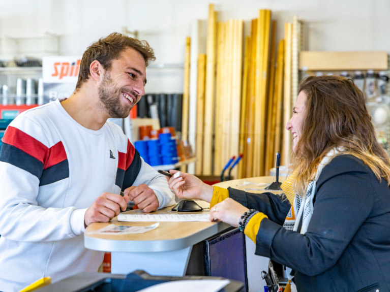un client echange au comptoir avec une employee M+