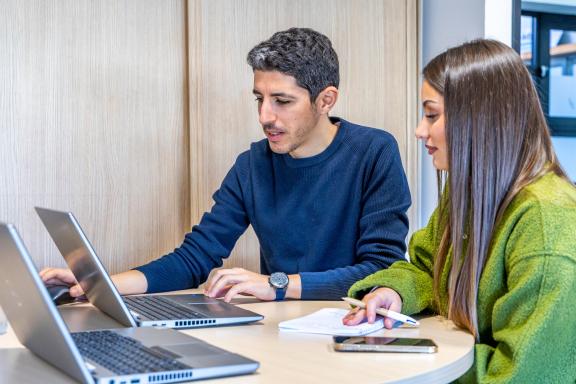 2 collaborateurs echangent