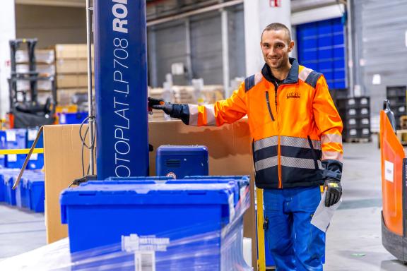 un magasinier sur la plateforme logistique du groupe