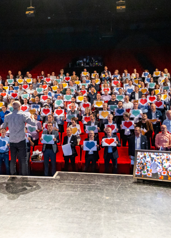 groupe de personnes lors d'une animation dans une salle de spectacle
