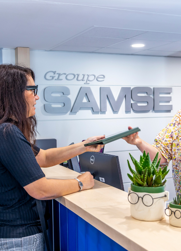2 personnes echange a l accueil du siege groupe samse