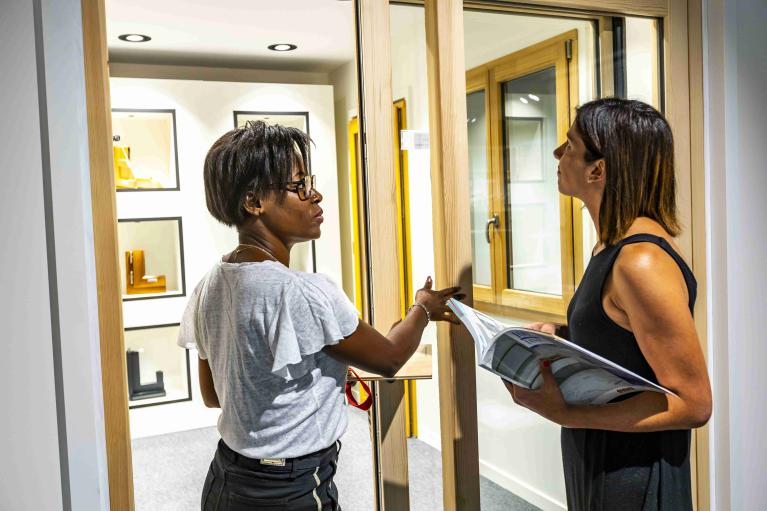 conseillere de vente avec un cliente en agence