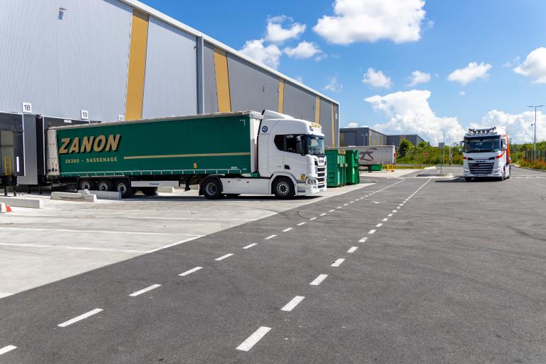 camion sur la plateforme logistique du groupe samse